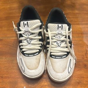 PUMA Lamelo Ball MB.01 Low White Black boys 5.5 Basketball Shoes